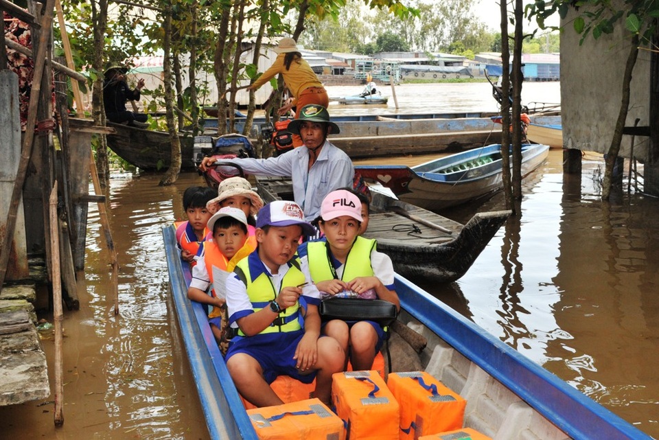 Những con đò đi tìm chữ của học trò vùng sông nước miền Tây - 4 Niềm vui trong ngày đến trường của các em học trò xã Vĩnh Hội Đông, huyện An Phú, tỉnh An Giang