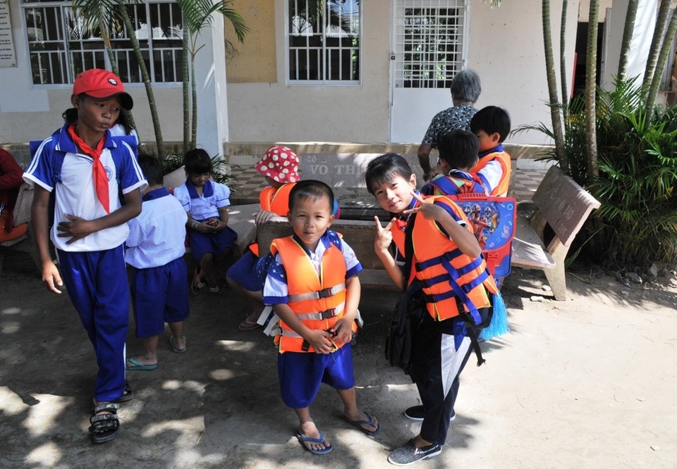 Những con đò đi tìm chữ của học trò vùng sông nước miền Tây - 6
Học sinh xã Vĩnh Hội Đông, huyện An Phú, An Giang đang chờ đò để qua sông (ảnh Nguyễn Hành)
