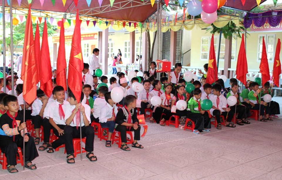 Nhiều trường nơi vùng lũ phải lùi ngày khai giảng do vẫn đang bị chia cắt - 10 Dù vừa trải qua trận lũ kinh hoàng, nhưng các thầy cô giáo và học sinh Mường Lát vẫn được hưởng niềm vui trong ngày khai trường