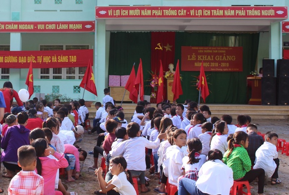 Nhiều trường nơi vùng lũ phải lùi ngày khai giảng do vẫn đang bị chia cắt - 9 Sau ngày khai giảng, thầy cô và học sinh sẽ lại phải tiếp tục công việc dọn dẹp trường lớp