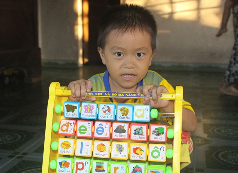 Niềm vui ngày tựu trường của 4 chị em mồ côi bố, mẹ ung thư giai đoạn cuối - 2 Những món quà ý nghĩa mang lại niềm vui, tiếp bước cho những đứa trẻ tới trường.
