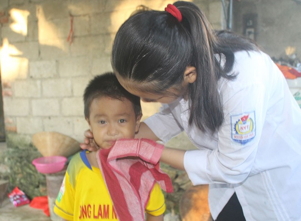 Niềm vui ngày tựu trường của 4 chị em mồ côi bố, mẹ ung thư giai đoạn cuối - 4 Là chị lớn, Thương dậy sớm sửa soạn cho các em nhỏ trước giờ tựu trường.