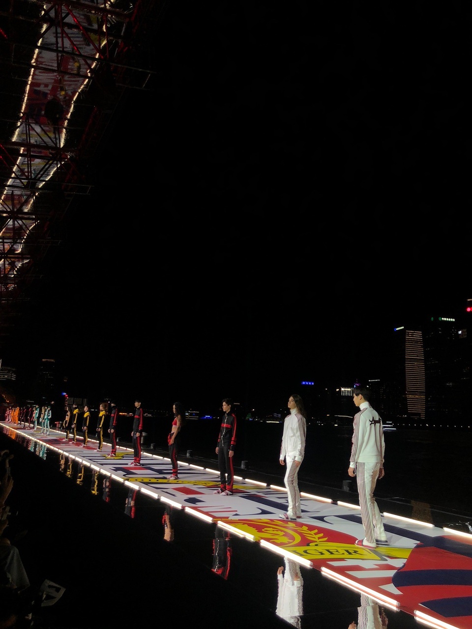 Quang Đại Next Top bất ngờ “hẹn hò” vợ sắp cưới của Justin Bieber - 6 “Đam mê và nỗ lực hết mình để biến đam mê đó thành hiện thực” - Đó là thông điệp Đại cảm nhận được khi tận mắt chiêm ngưỡng những thiết kế mới nhất tại show thời trang” - Quang Đại chia sẻ.