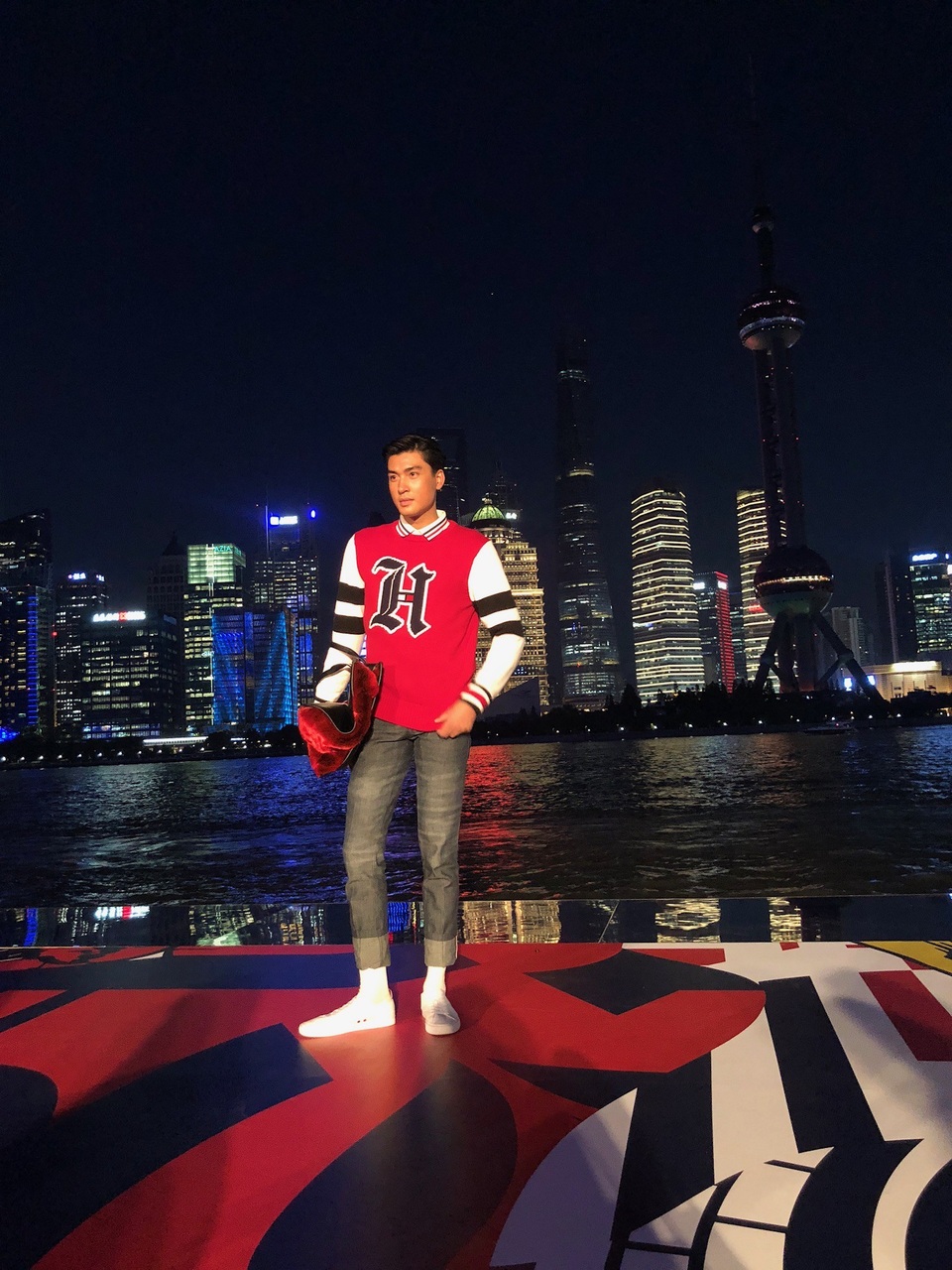 Quang Đại Next Top bất ngờ “hẹn hò” vợ sắp cưới của Justin Bieber - 1 Tối 4/9, người mẫu Quang Đại vinh dự làm khách mời của show diễn tại thành phố Thượng Hải - Trung Quốc. Được biết, Quang Đại là đại diện duy nhất của Việt Nam tham dự. Với phong thái lịch lãm và chiều cao đáng mơ ước chính là yếu tố khiến cho Quang Đại trở nên nổi bật mà chẳng cần quá cầu kỳ.