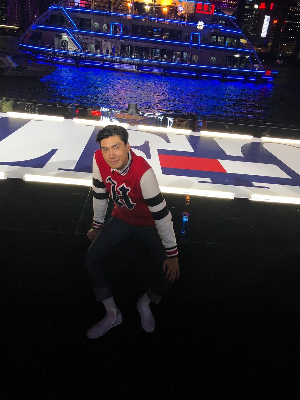 Quang Đại Next Top bất ngờ “hẹn hò” vợ sắp cưới của Justin Bieber - 2 Quang Đại từng được nhiều người biết đến khi tham dự Vietnams Next Top Model 2013, anh sinh năm 1992 và sở hữu gương mặt điển trai cùng chiều cao nổi trội 1m88.