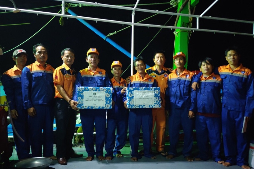 Lực lượng cứu nạn Nhatrang MRCC thăm hỏi, động viên các ngư dân Bình Định bị nạn