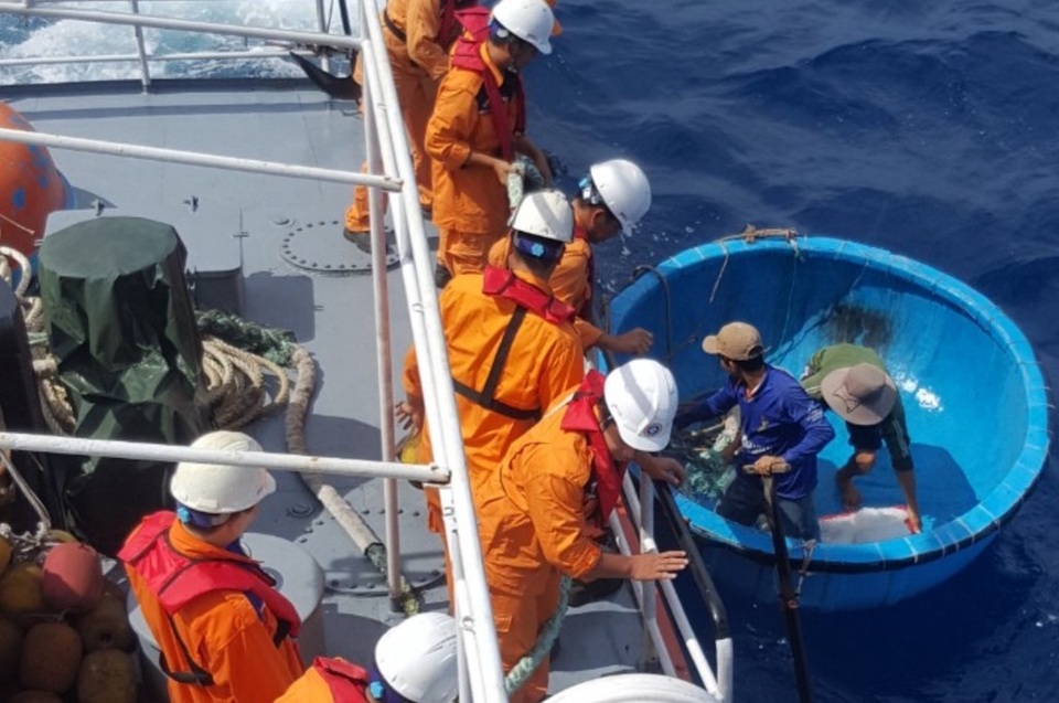 Lực lượng cứu nạn Nhatrang MRCC đang tiếp cận tàu cá Bình Định qua phương tiện trung gian thuyền thúng