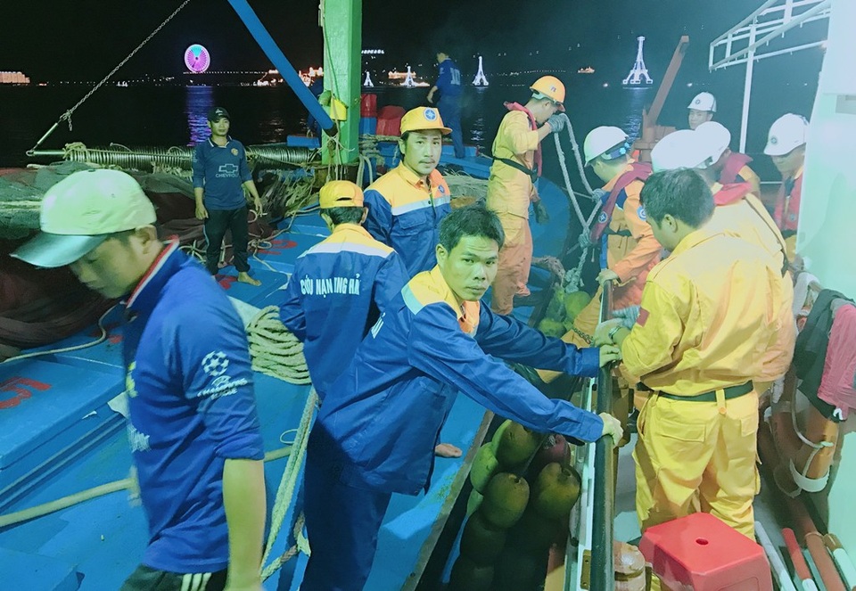 15 ngư dân Bình Định (áo xanh) giây phút về cảng Nha Trang an toàn, vào tối 5/9