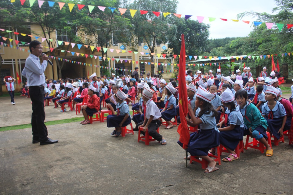 Học trò cả nước náo nức trong lễ khai giảng - 34 Trường tiểu học Đak Ang (Ngọc Hồi), một trong những ngôi trường vùng khó cũng đang rộn ràng cho lễ khai giảng năm học mới