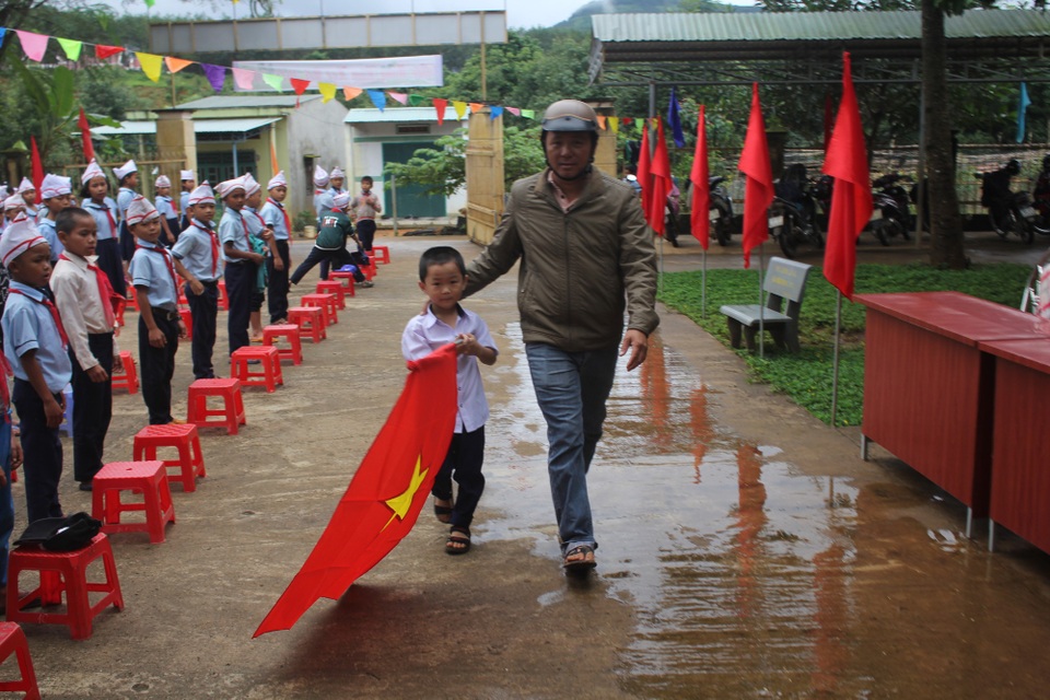 Hình ảnh học sinh lớp một vùng cao bỡ ngỡ ngày khai giảng - 2 Những học sinh lớp 1 được phụ huynh dẫn đến trường