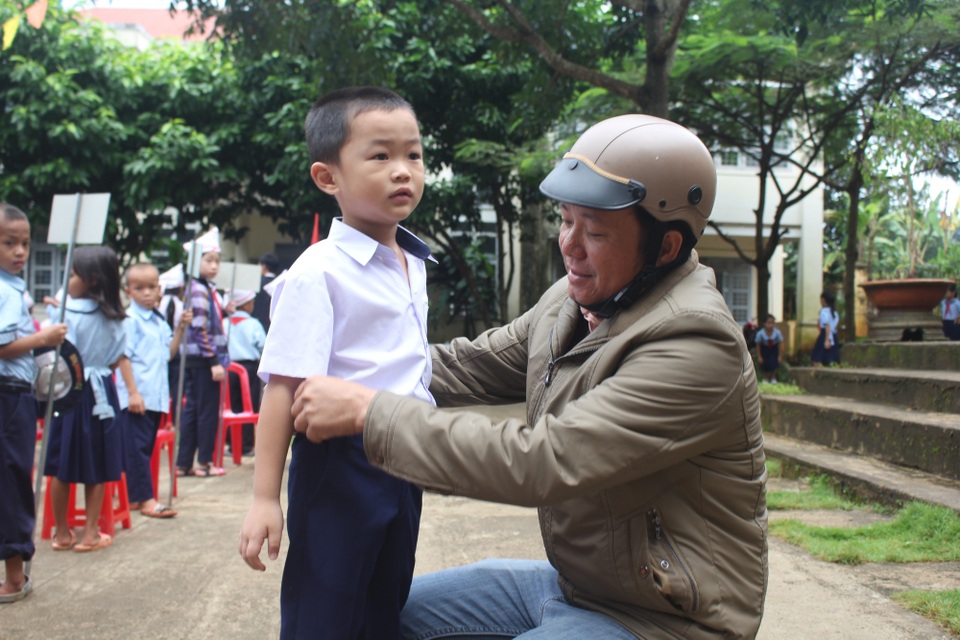 Hình ảnh học sinh lớp một vùng cao bỡ ngỡ ngày khai giảng - 3 Nét mặt lo lắng hiện rõ lên mặt các em