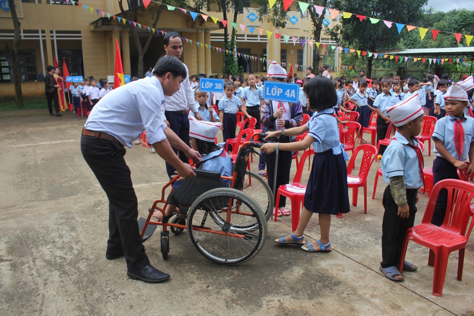 Hình ảnh học sinh lớp một vùng cao bỡ ngỡ ngày khai giảng - 8 Nhiều em có hoàn cảnh khó khăn, khuyết tật được nhà trường và các bạn giúp đỡ