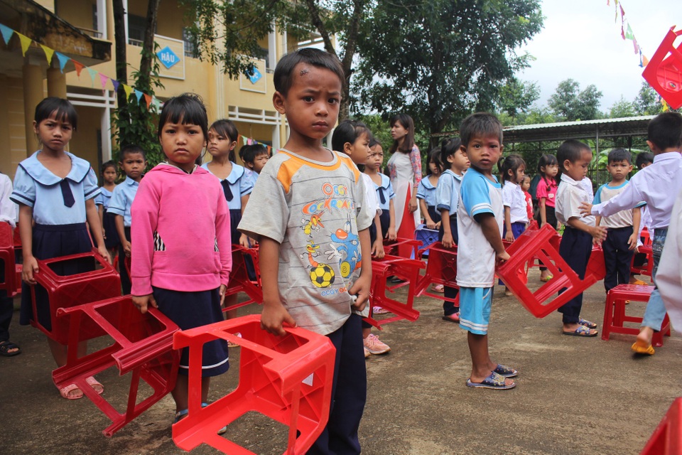 Hình ảnh học sinh lớp một vùng cao bỡ ngỡ ngày khai giảng - 1 Nhiều em học sinh chưa kịp có quần áo trong ngày khai trường