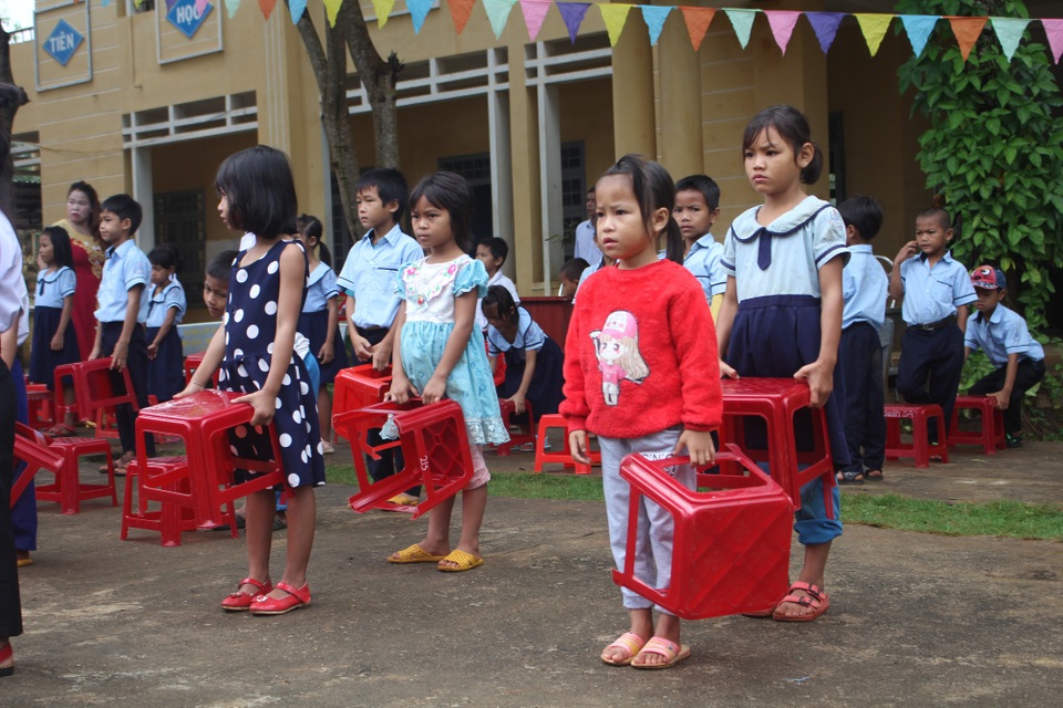 Hình ảnh học sinh lớp một vùng cao bỡ ngỡ ngày khai giảng - 4 Nhiều em mang đồ thường trong ngày khai trường