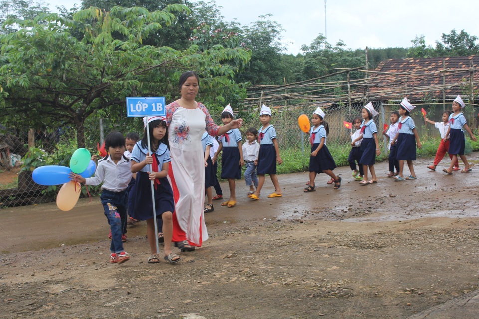 Hình ảnh học sinh lớp một vùng cao bỡ ngỡ ngày khai giảng - 5 Đón các em học sinh lớp 1 vào trường