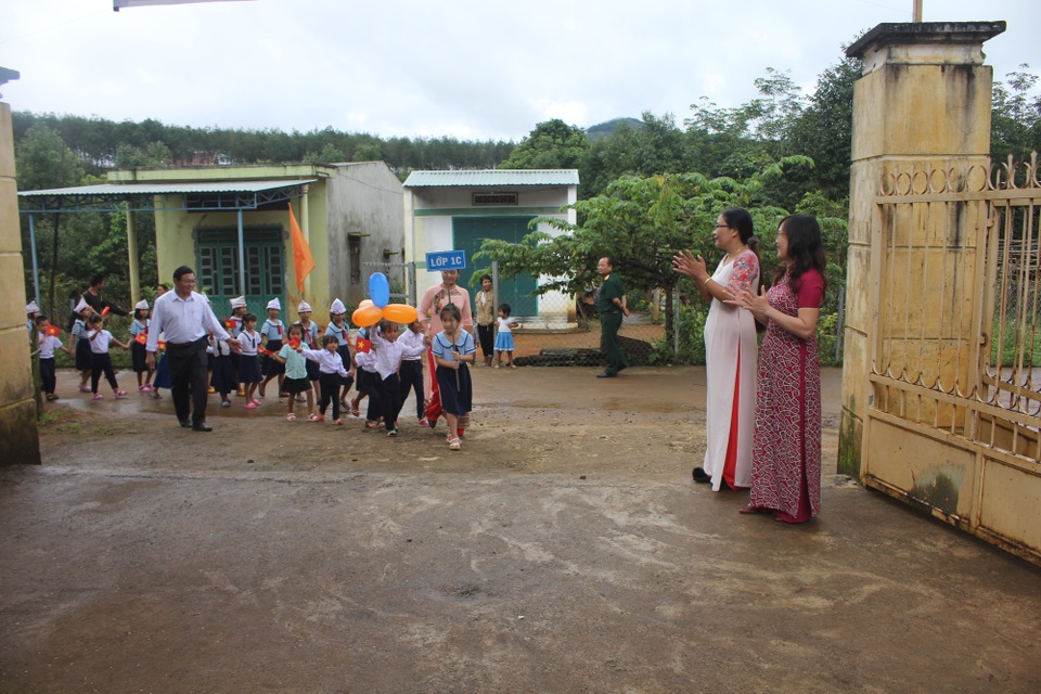 Hình ảnh học sinh lớp một vùng cao bỡ ngỡ ngày khai giảng - 9 Lãnh đạo nhà trường đón các em vào năm học mới