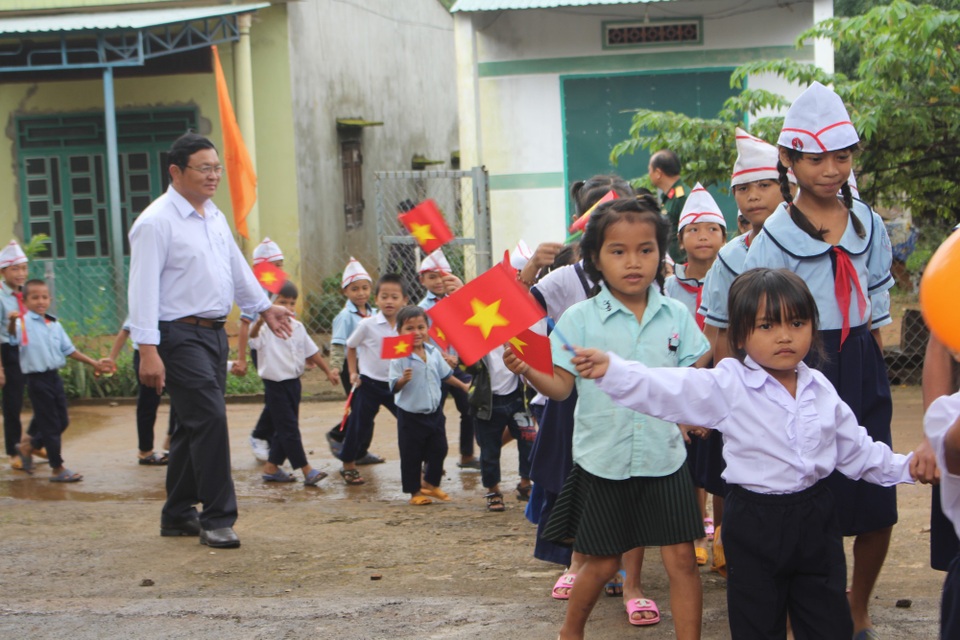 Hình ảnh học sinh lớp một vùng cao bỡ ngỡ ngày khai giảng - 7 Các em học sinh bước vào lớp 1 được tạo mọi điều kiện tốt nhất