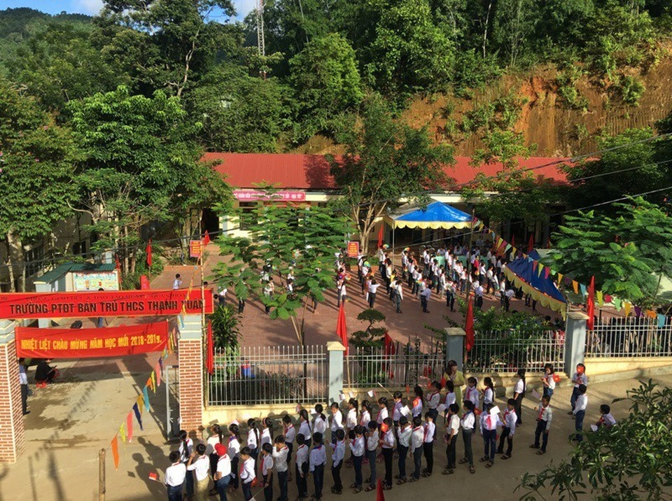 Hàng trăm học sinh đi khai giảng nhờ vì trường bị lũ “xóa sổ” - 5
Học sinh Trường PTDT Bán trú THCS Thanh Xuân trong lễ khai giảng năm học mới.
