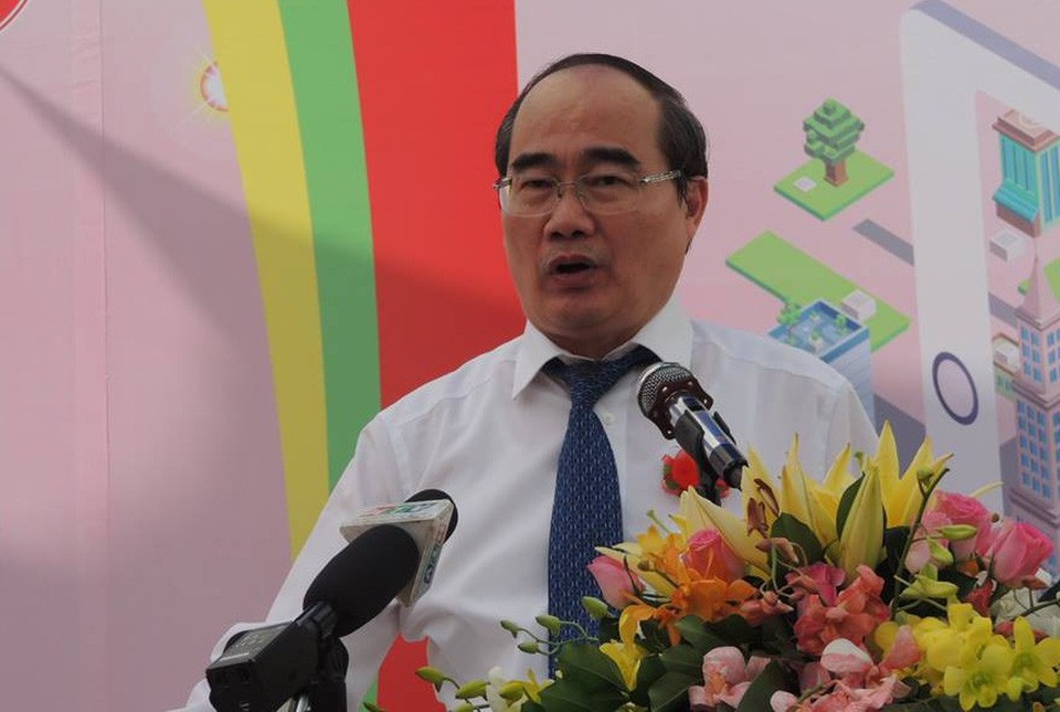 Nóng hổi "châm ngôn" của học trò Gia Định trong lễ khai giảng - 2
Nói về cách mạng 4.0 trong việc học, Bí thư Nguyễn Thiên Nhân chỉ ra 4 vai trò của việc học: Học để trở thành công dân tốt. Học để có việc làm tốt theo khả năng của mình. Đặt biệt, ông nhấn mạnh giáo dục còn ít đề cập đến vai trò của việc học là để làm con hiếu thảo, học vợ chồng nghĩa tình, làm cha mẹ biết thương và dạy con. Học để có khả năng đóng góp cho thành phố, cho quê hương, cho nhân loại phát triển.