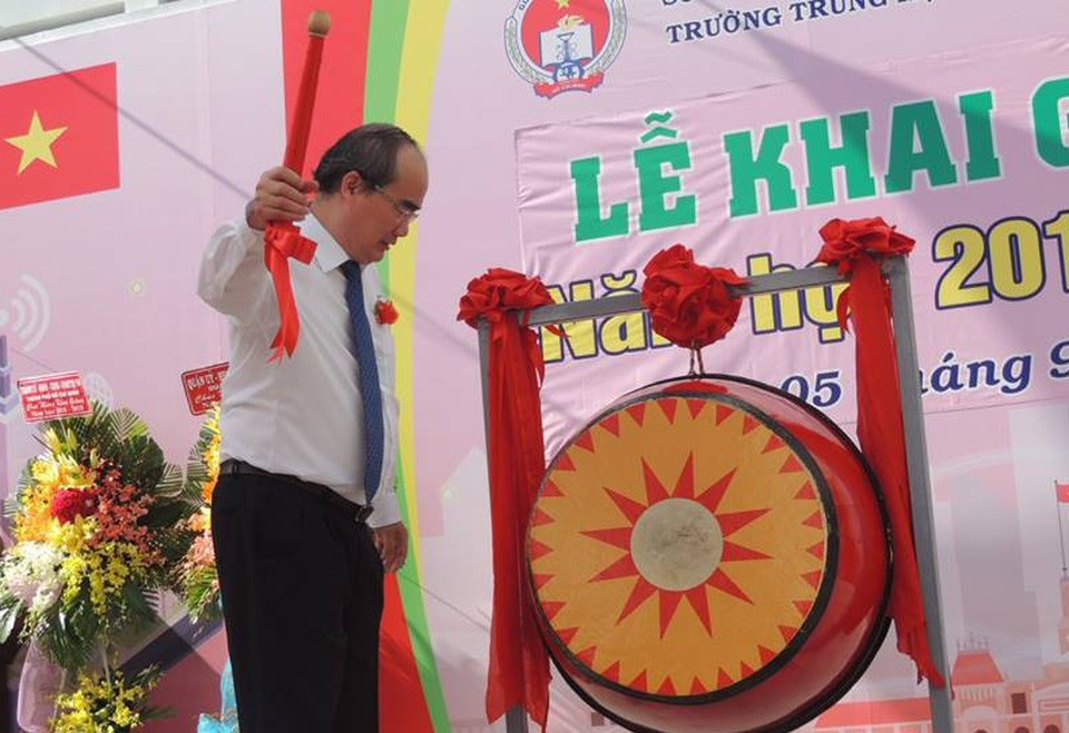 Nóng hổi "châm ngôn" của học trò Gia Định trong lễ khai giảng - 1
Bí thư Thành ủy TPHCM Nguyễn Thiện Nhân đánh trống khai giảng tại Trường THPT Gia Định, TPHCM. Ngôi trường thành lập từ năm 1956, nằm trong top 200 Trường THPT tốt nhất nước.