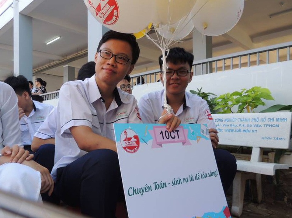 Nóng hổi "châm ngôn" của học trò Gia Định trong lễ khai giảng - 3 Trong lễ khai giảng, bảng tên của mỗi lớp đều kèm những câu khẩu hiệu, châm ngôn do học sinh thiết kế, lựa chọn