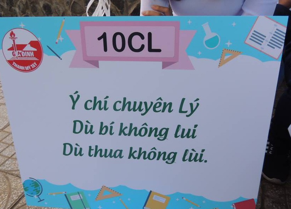 Nóng hổi "châm ngôn" của học trò Gia Định trong lễ khai giảng - 10 Dù bí không lui/Dù thua không lùi - Khẩu hiệu của Lớp 10 chuyên Lý