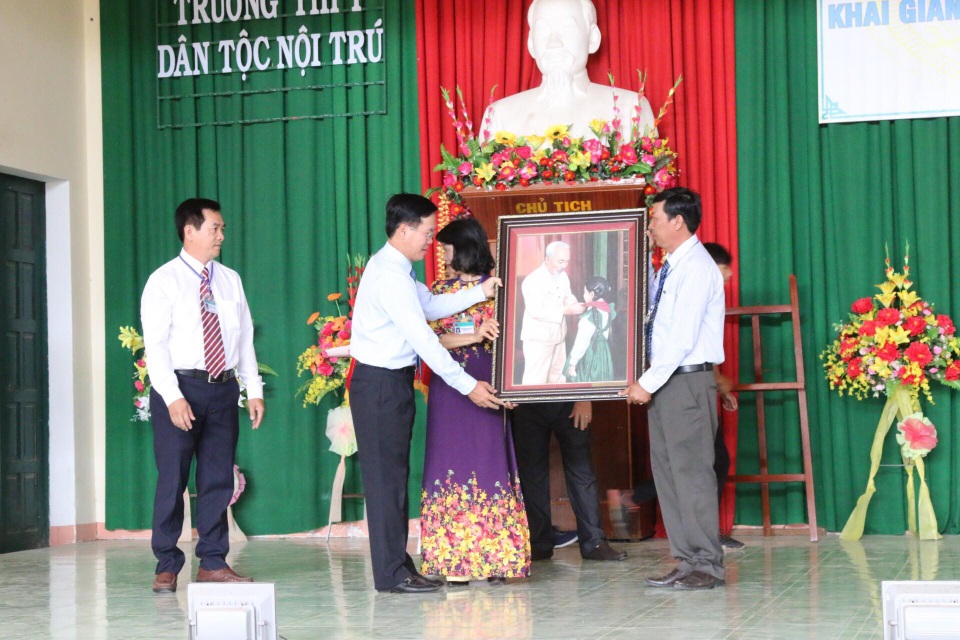 Trưởng Ban Tuyên giáo Trung ương Võ Văn Thưởng dự khai giảng ở trường THPT Dân tộc Nội trú Ninh Thuận - 4
Trưởng Ban Tuyên giáo Trung ương Võ Văn Thưởng tặng tranh Bác Hồ với Thiếu nhi đến thầy trò nhà trường. (Ảnh: Xuân Hinh)