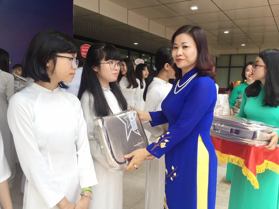 Lễ khai giảng đầy kỳ vọng từ một mái trường THCS - 11 Bà Nguyễn Thị Tuyến đại diện trao cặp sách cho các nữ sinh lớp 9 trường THCS Thanh Xuân để động viên tinh thần các em bước vào năm học mới.