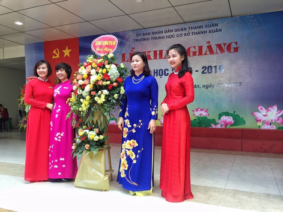 Lễ khai giảng đầy kỳ vọng từ một mái trường THCS - 4 Chúng tôi cũng mong muốn nhà trường chăm lo giáo dục đạo đức toàn diện cho các em học sinh; nhà trường cần chủ động phối hợp với phụ huynh để quản lý tốt hơn các em học sinh ngay cả ngoài giờ. Hiện nay, TP Hà Nội đã ứng dụng công nghệ thông tin thông qua học bạ điện tử, có thông tin hàng tuần với các phụ huynh, tôi tin trường THCS Thanh Xuân cũng sẽ phát huy tốt hoạt động này. Chúng tôi cũng mong muốn năm học 2018 - 2019, trường hoàn thiện chính thức trở thành trường chất lượng cao, trường chuẩn quốc gia, bà Nguyễn Thị Tuyến nhấn mạnh.