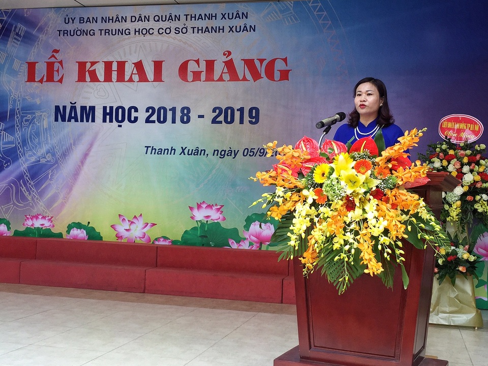Lễ khai giảng đầy kỳ vọng từ một mái trường THCS - 3 Bà Nguyễn Thị Tuyến - Uỷ viên Thường vụ Thành ủy - Chủ tịch Liên đoàn lao động Thành phố Hà Nội phát biểu: Trong năm học 2018 - 2019, chúng ta kì vọng tập thể thầy và trò trường THCST Thanh Xuân sẽ tiếp tục nỗ lực cố gắng phát huy đại giải cao ở các cuộc thi quốc tế, khu vực, trong nước và TP Hà Nội. Chúng ta cần tiếp tục chăm lo tới điều kiện dạy và học của nhà trường, chăm lo đổi mới, ứng dụng công nghệ thông tin, quản lý, dạy học; triển khai dạy song ngữ trong trường THCS Thanh Xuân để khi kết thúc lớp 9 các em có đủ điều kiện đọc thông, viết thạo, biên dịch tiếng Anh.