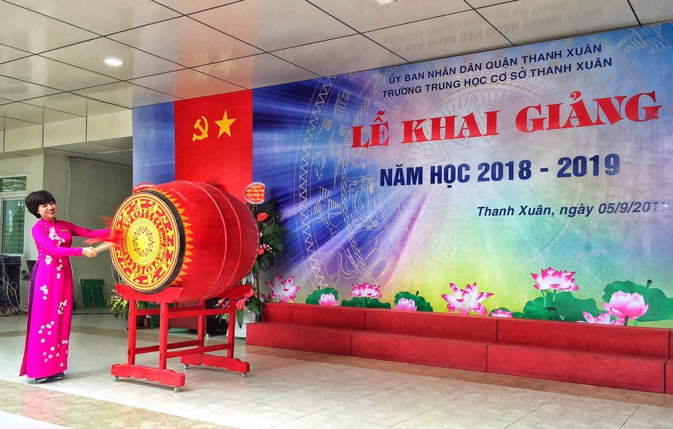 Lễ khai giảng đầy kỳ vọng từ một mái trường THCS - 1 Trong không khí náo nức của hơn 978 học sinh trường THCS Thanh Xuân, cô Ngô Thị Diệp Lan - Hiệu trưởng trường THCS Thanh Xuân đã đánh tiếng trống khai trường năm học mới 2018 - 2019, đây là năm học thứ 2 của ngôi trường - năm học tiếp nối của quá trình đặt móng, xây nền của THCS Thanh Xuân.