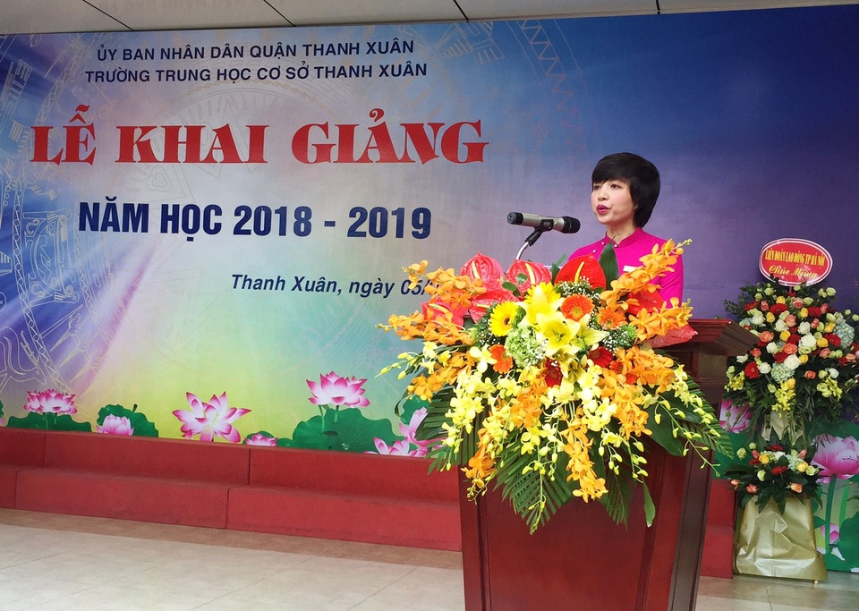 Lễ khai giảng đầy kỳ vọng từ một mái trường THCS - 5 Phát biểu khai giảng năm học mới, Hiệu trưởng Ngô Thị Diệp Lan thông tin, năm học 2017 - 2018 đã khép lại với những thành tích đáng tự hào: 26 giải quốc tế, 6 giải quốc gia, 9 giải Thành phố, 43 giải cấp Quận ở tất cả các hoạt động... Bên cạnh thành tích của các em học sinh, thành tích của đội ngũ thầy cô cũng thật đáng trân trọng: 4 giải Thành phố, 86,4% giáo viên đạt danh hiệu Giáo viên dạy giỏi, Giáo viên chủ nhiệm giỏi cấp Quận. Những dòng đầu tiên của trang vàng truyền thống THCS Thanh Xuân đã được viết nên thật đẹp.