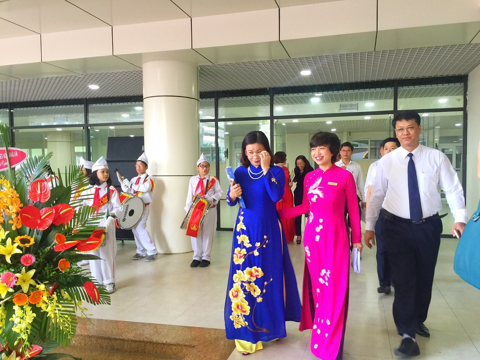 Lễ khai giảng đầy kỳ vọng từ một mái trường THCS - 2 Tới dự lễ khai giảng của trường THCS Thanh Xuân có bà Nguyễn Thị Tuyến - Uỷ viên Thường vụ Thành ủy - Chủ tịch Liên đoàn lao động Thành phố Hà Nội, ông Nguyễn Minh Tiến - Phó Bí thư thường trực Quận ủy Thanh Xuân cùng các lãnh đạo Quận.