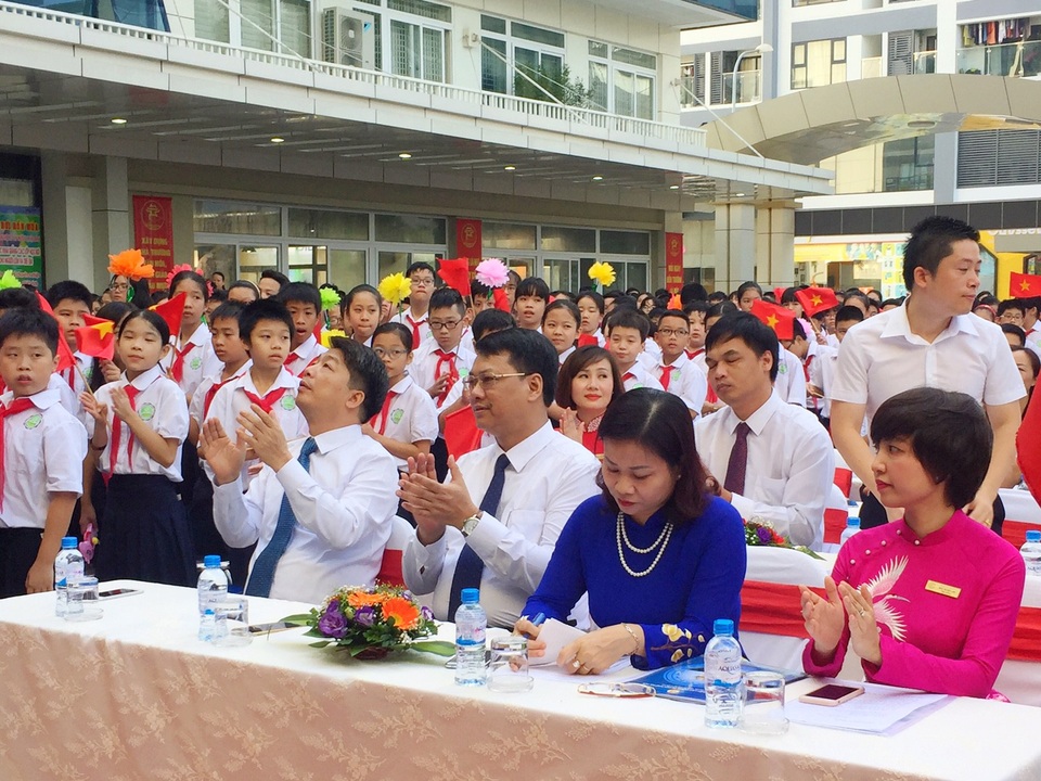 Lễ khai giảng đầy kỳ vọng từ một mái trường THCS - 6 Những thành tích của năm học đầu tiên ấy đã tạo nên niềm tin vững chắc cho toàn thể đội ngũ thầy - trò để tiếp tục cuộc hành trình chinh phục những đỉnh cao phía trước, góp phần quan trọng tạo sự tin tưởng với phụ huynh học sinh trên địa bàn quận Thanh Xuân nói riêng, Thành phố Hà Nội nói chung.
