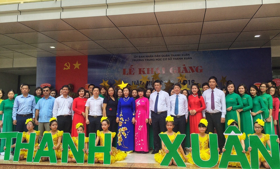 Lễ khai giảng đầy kỳ vọng từ một mái trường THCS - 7 Mỗi cán bộ, giáo viên, nhân viên trường THCS Thanh Xuân đặt ra mục tiêu nỗ lực không ngừng, phát huy nội lực xây dựng một tập thể đoàn kết, vững mạnh về chuyên môn và nghiệp vụ, tâm huyết và hết lòng yêu thương học sinh mới có thể lôi cuốn, tạo động lực, thắp lên ngọn lửa khát khao khám phá và ước vọng chinh phục ở mỗi học sinh.