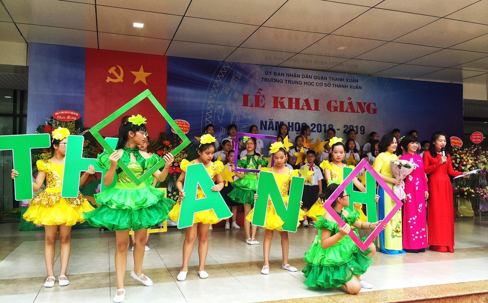 Lễ khai giảng đầy kỳ vọng từ một mái trường THCS - 9 Với mục tiêu giáo dục được xác định từ ngày đầu thành lập: nhân cách - tri thức - kĩ năng mang theo triết lí: nhân cách là nền tảng, tri thức là hành trang, kĩ năng là công cụ, đội ngũ nhà giáo trường THCS Thanh Xuân cho biết luôn phấn đấu tự hoàn thiện mình để xứng đáng với vị trí người thầy - có vai trò quan trọng trong việc hình thành và phát triển nhân cách, trang bị tri thức và kĩ năng cho học sinh để các em tự tin bước vào ngưỡng cửa hội nhập.