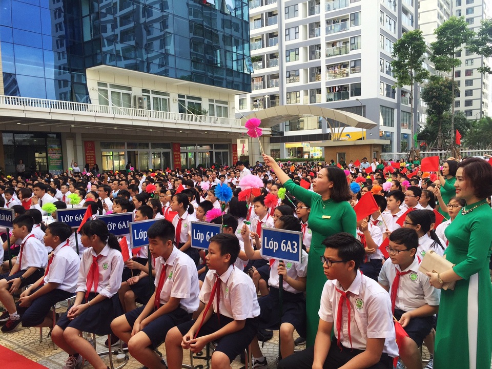 Lễ khai giảng đầy kỳ vọng từ một mái trường THCS - 16 Cô Nhung cũng chia sẻ, bên cạnh việc trau dồi kiến thức, nhà trường cũng tăng cường các hoạt động ngoại khoá chú trọng phát triển cho học sinh kĩ năng tự ý thức bảo vệ giá trị bản thân, kĩ năng học tập, hoà nhập trong một cộng đồng rộng lớn, kĩ năng tự chủ, bên cạnh đó hướng tới học sinh trân trọng giá trị lao động. Vì thế ngoài giờ học các em học sinh được tham gia các hoạt động lao động trong nhà trường.