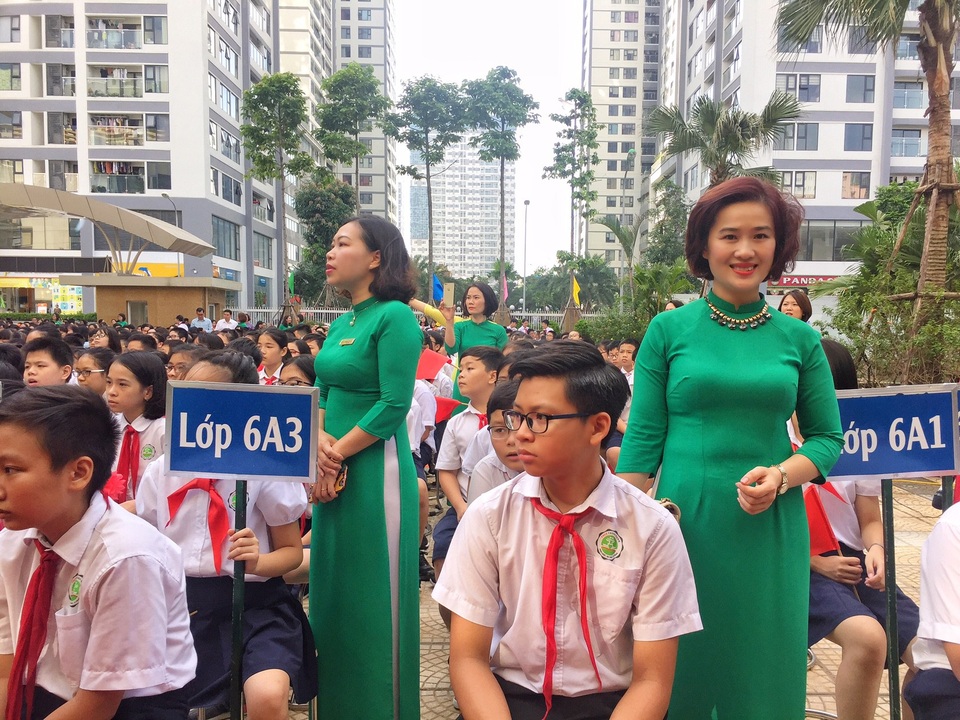 Lễ khai giảng đầy kỳ vọng từ một mái trường THCS - 15 Cô giáo Mai Thị Nhung - giáo viên Ngữ văn, giáo viên chủ nhiệm lớp 7A2 chia sẻ: Đã qua 15 năm được dự các buổi khai giảng ở những ngôi trường khác nhau. Giờ đây khi được vinh dự về giảng dạy tại trường THCS Thanh Xuân - nơi nhân tài tụ hội, tôi rất xúc động nghe phát biểu khai giảng của cô Hiệu trưởng cùng tiếng trống khai trường. Bao nhiêu cảm xúc ùa về như ngày đầu được lên lớp. Cảm giác thực sự ấm áp vì đây là ngôi trường của tình yêu thương, ngôi trường cho học sinh được phát triển toàn diện.