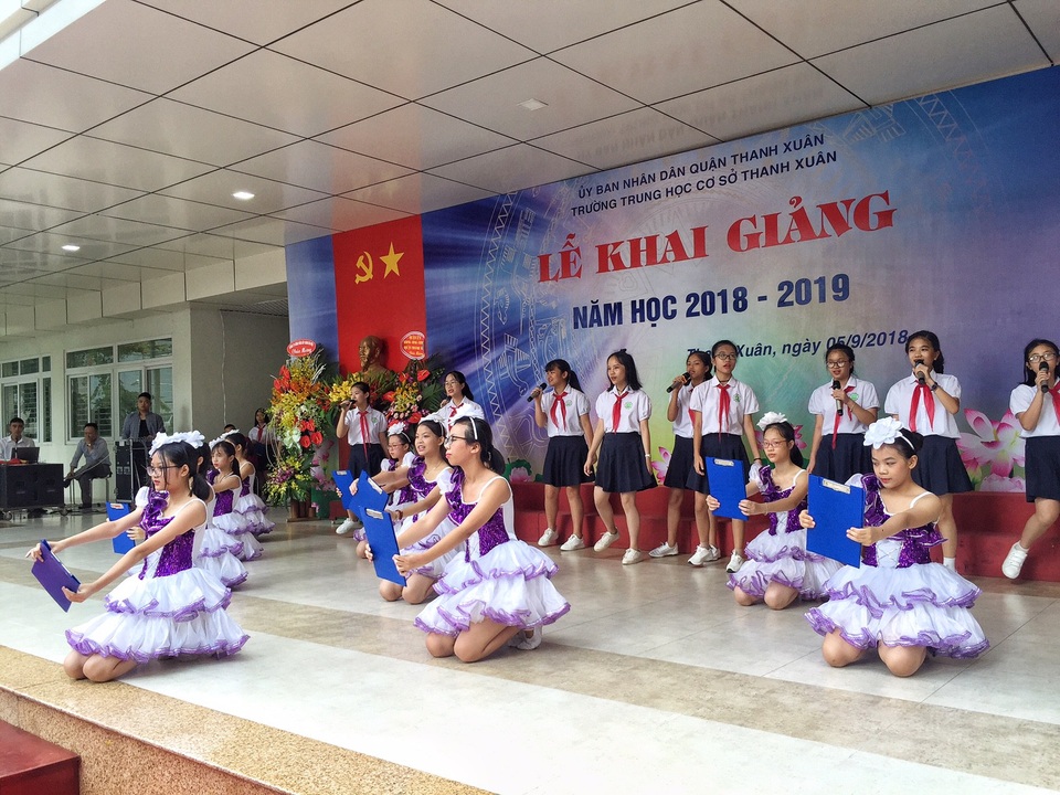 Lễ khai giảng đầy kỳ vọng từ một mái trường THCS - 17 Những mục tiêu lớn lao và đầy ý nghĩa đòi hỏi Ban giám hiệu nhà trường, đội ngũ thầy cô và các học sinh phải không ngừng sáng tạo, miệt mài và bền bỉ, năng động và không ngừng học hỏi.