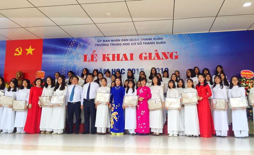 Lễ khai giảng đầy kỳ vọng từ một mái trường THCS - 14 Các nữ sinh duyên dáng trong tà áo dài trắng.