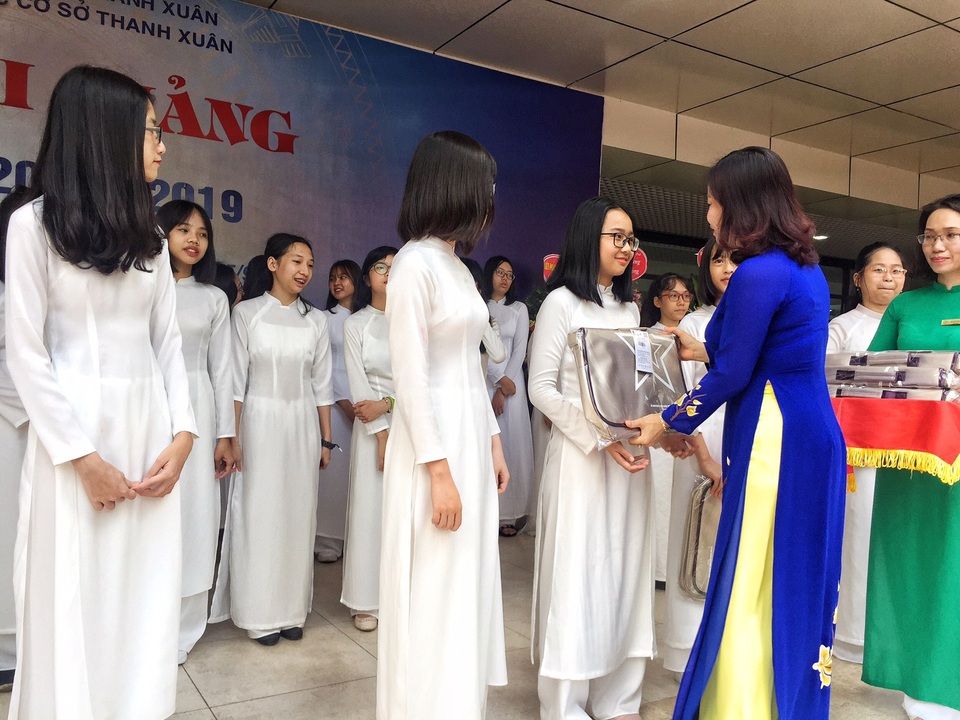 Lễ khai giảng đầy kỳ vọng từ một mái trường THCS - 12 Niềm vui rạng rỡ trên gương mặt các nữ sinh.