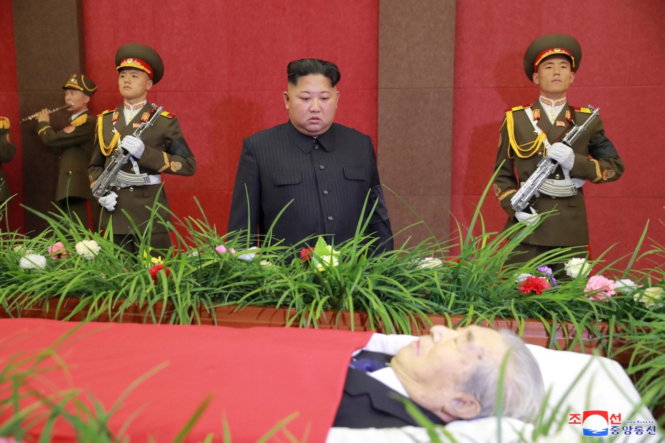 Ông Kim Jong-un tái xuất sau nửa tháng vắng bóng - 1 Nhà lãnh đạo Kim Jong-un tới dự lễ tang của ông Ju Kyu-chang (Ảnh: Reuters)