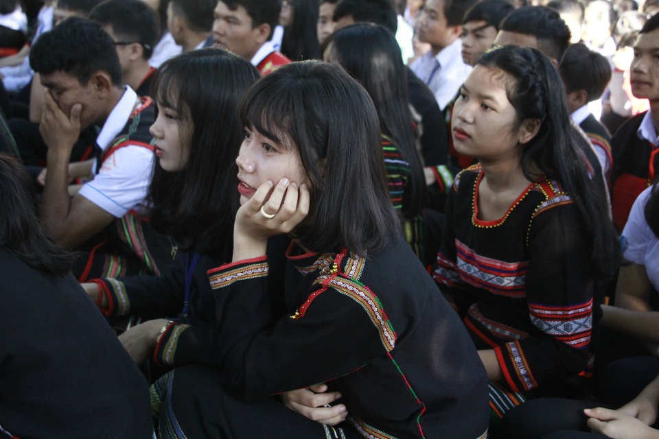 Học sinh đồng bào các dân tộc Đắk Lắk rạng rỡ ngày khai trường - 7 Chăm chú theo dõi buổi Lễ khai trường