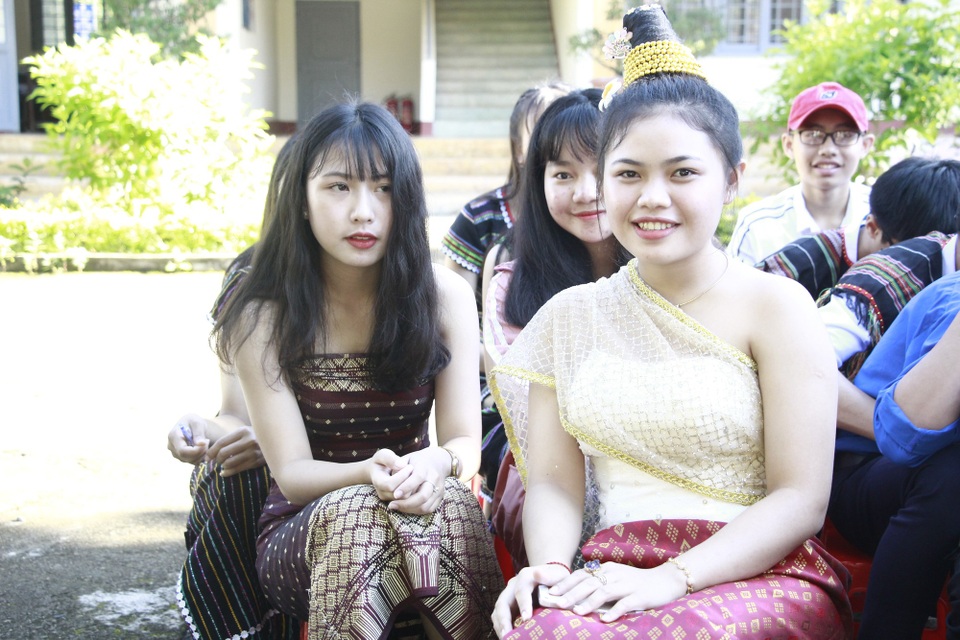 Học sinh đồng bào các dân tộc Đắk Lắk rạng rỡ ngày khai trường - 6 Các nữ sinh các dân tộc xinh đẹp, rạng rỡ