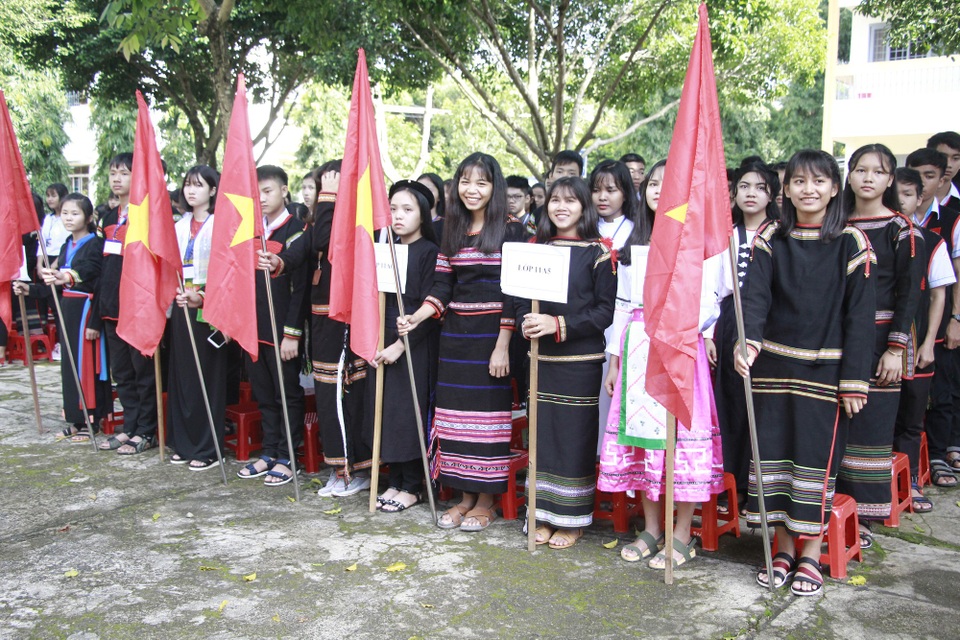 Học sinh đồng bào các dân tộc Đắk Lắk rạng rỡ ngày khai trường - 4 Trường THPT Dân tộc Nội trú Nơ Trang Lơng là trường nhiều năm liền có tỷ lệ đậu tốt nghiệp 100%