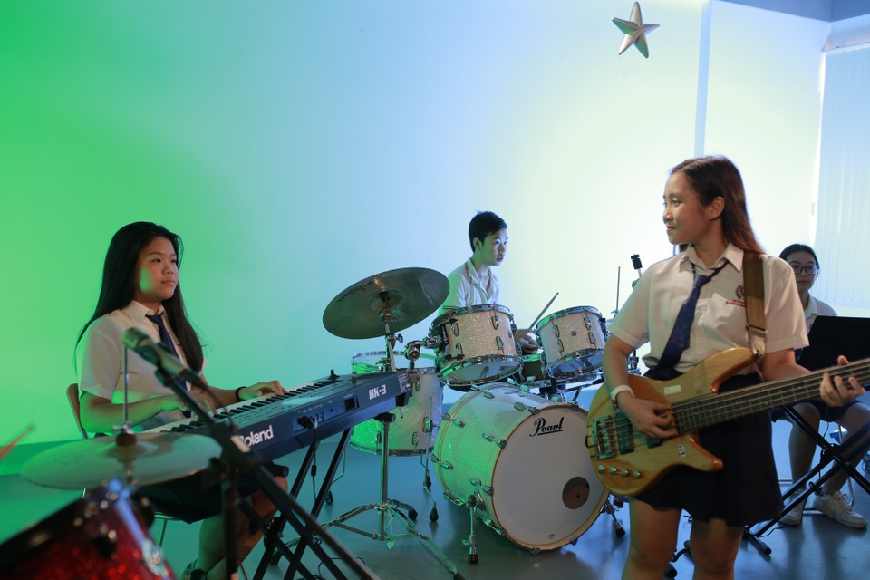 Hiền Thục tung hit mừng năm học mới - 2 Ê-kíp thực hiện cảnh quay tại Trường quốc tế Bắc Mỹ - SNA (Nguồn: Ảnh cắt từ MV Mỗi ngày học mỗi ngày vui)