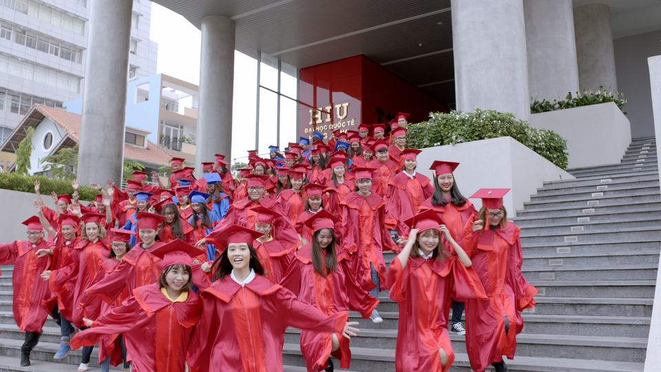 Hiền Thục tung hit mừng năm học mới - 4 Hình ảnh những sinh viên HIU tốt nghiệp cùng ùa ra đón chào tương lai tươi sáng mang lại niềm vui và tinh thần tươi mới cho MV (Nguồn: Ảnh cắt từ MV Mỗi ngày học mỗi ngày vui)