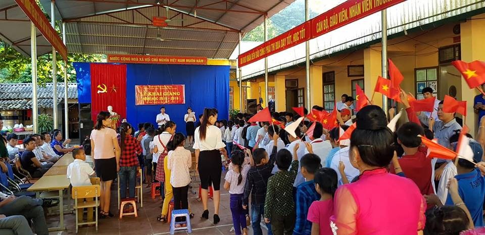 Rớt nước mắt với bát mì tôm ăn vội của giáo viên miền núi sau lễ khai giảng - 5
Để có được một góc sân trường khai giảng