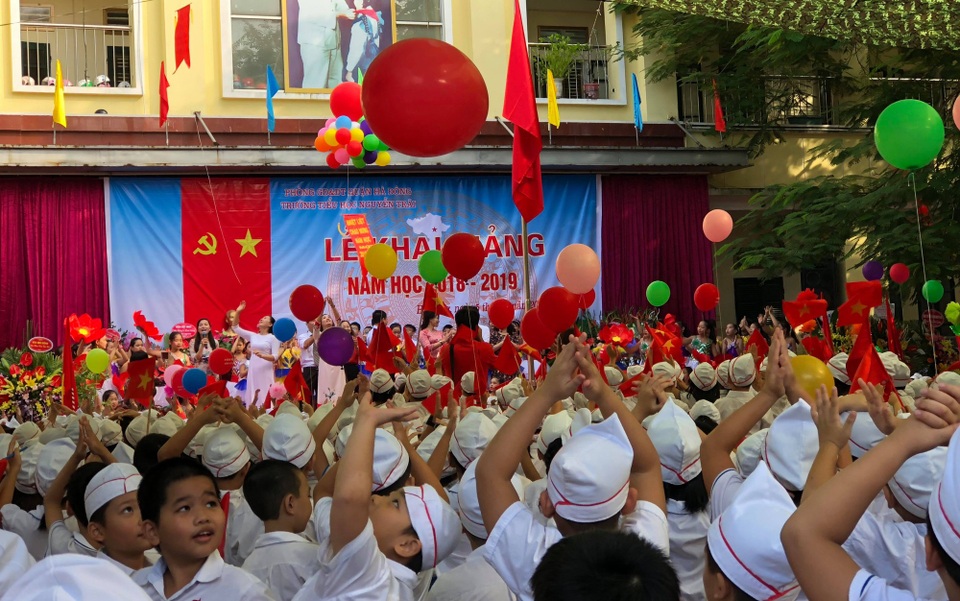 Học trò cả nước náo nức trong lễ khai giảng - 11
Học sinh Trường tiểu học Nguyễn Trãi - Hà Đông - Hà Nội trong thả bóng trong Lễ khai giảng