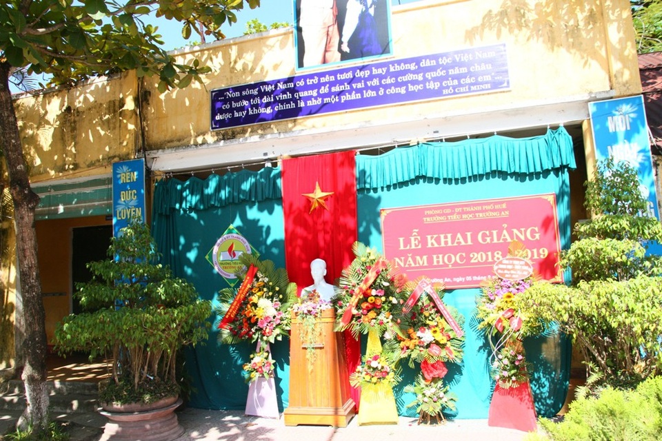 Sau khai giảng, nhiều trường cho học sinh nghỉ học, thầy cô đi liên hoan, chơi biển - 4
Sau lễ khai giảng, trường tiểu học Trường An cho học sinh nghỉ buổi chiều và chưa dọn dẹp gì ở sân trường